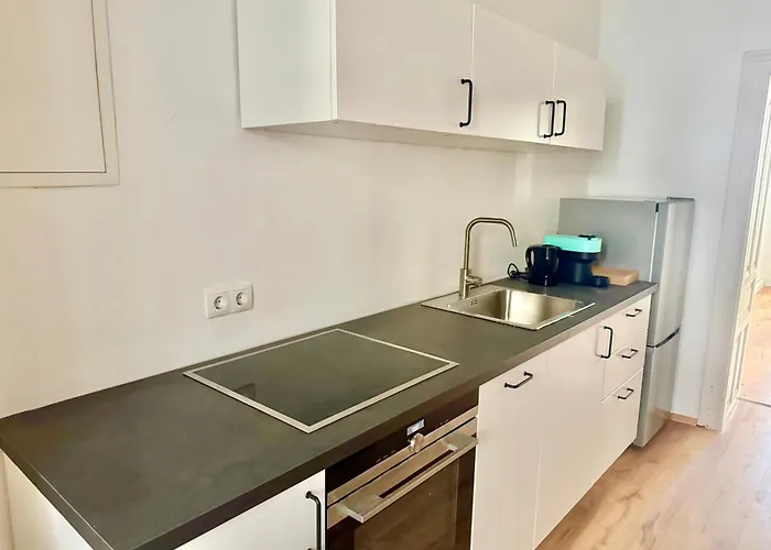 105 M2 Renovated Near Metro דירה *