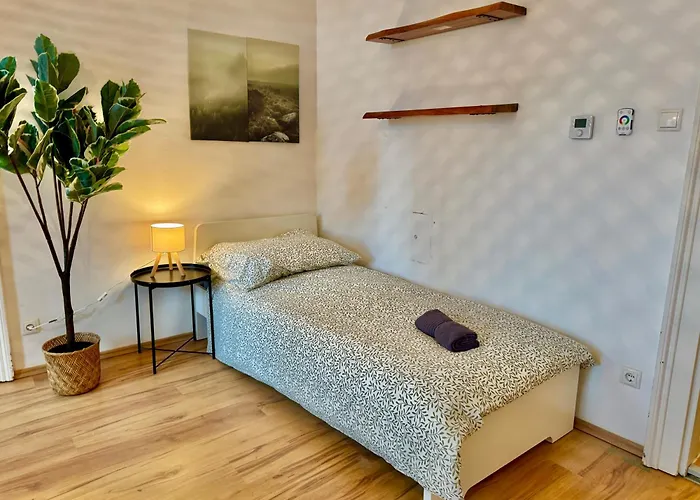 105 M2 Renovated Near Metro דירה *