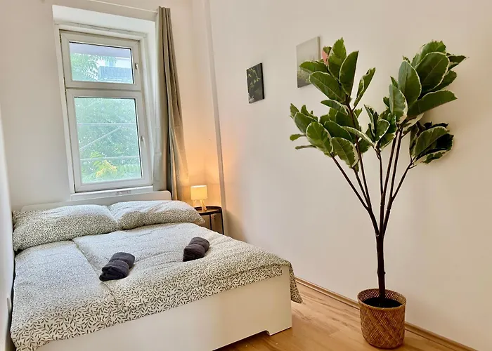 105 M2 Renovated Near Metro *