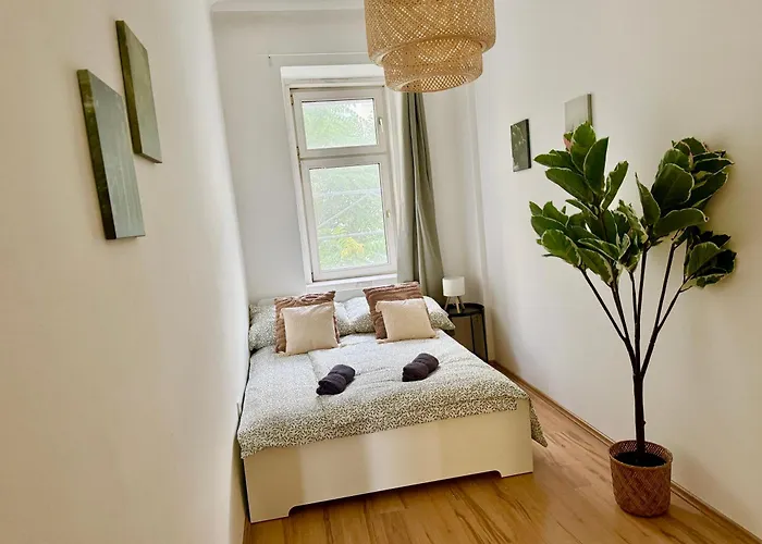 105 M2 Renovated Near Metro *