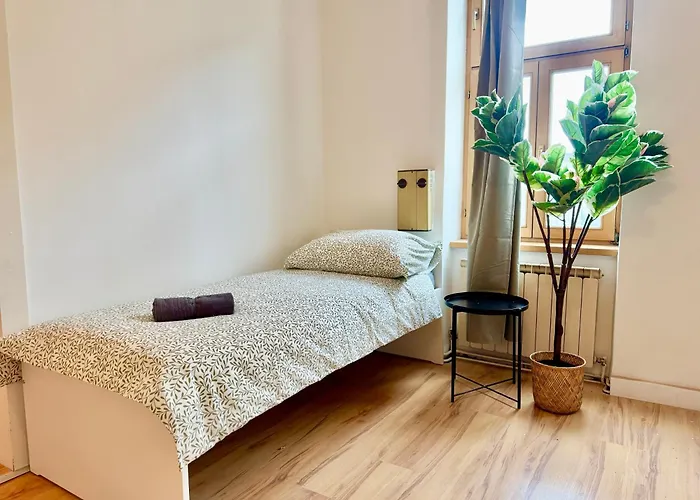 105 M2 Renovated Near Metro דירה