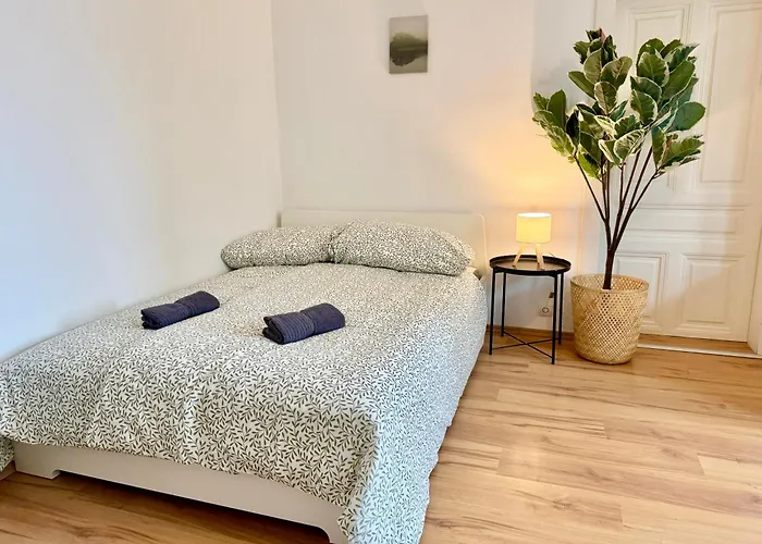 105 M2 Renovated Near Metro דירה